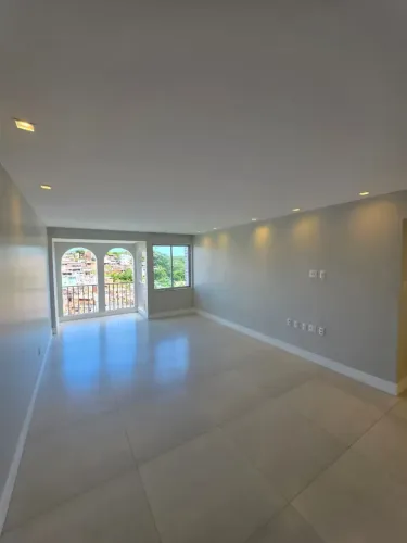 Apartamento à venda 3/4 na Av. Anita Garibaldi, 110m², 1 suíte com closet, sala ampla e ve