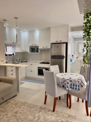 Apartamento Meia Praia, 2 suítes, próximo da praia