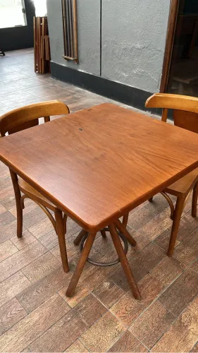 Mesa em madeira maciça  Artesian 