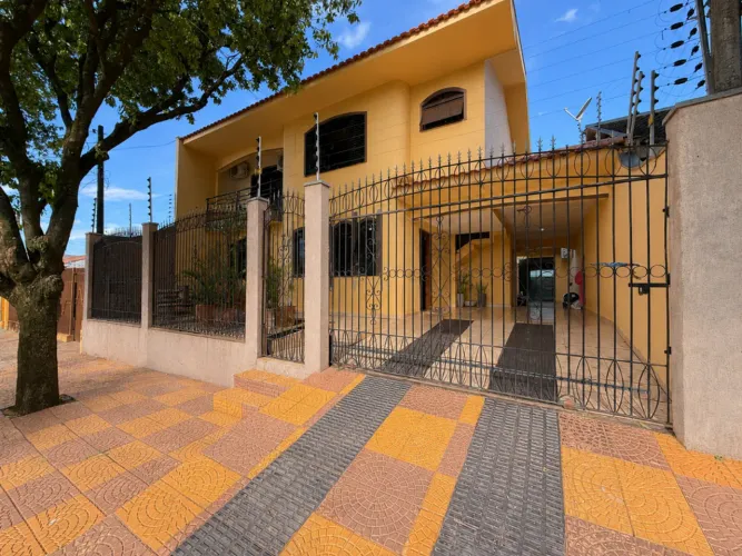 Sobrado à venda em Maringá, Jardim Novo Oásis, com 3 quartos, com 211.99 m²