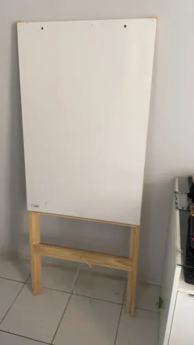 Quadro branco suspenso