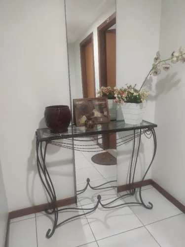 Mesa aparador de vidro e ferro