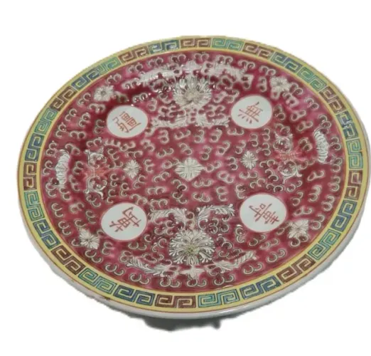 Prato de porcelana chinesa decorado com o padrão tradicional Mun Shou, que simboliza a lon