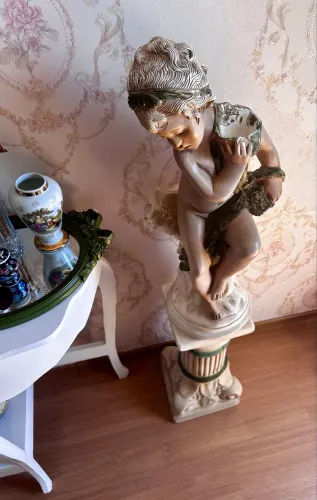 Escultura antiga de querubim + coluna de apoio
