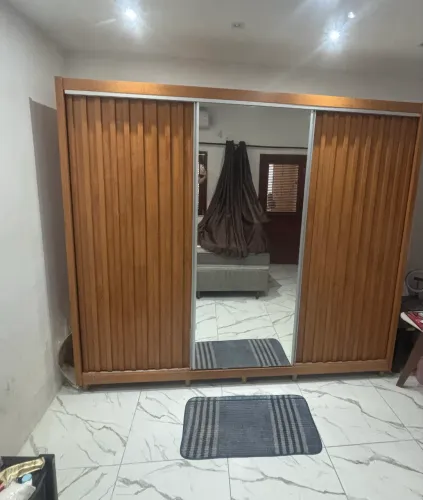 Guarda-roupa Casal com Espelho 3 Portas de Correr 6 Gavetas Móveis Europa Ripado