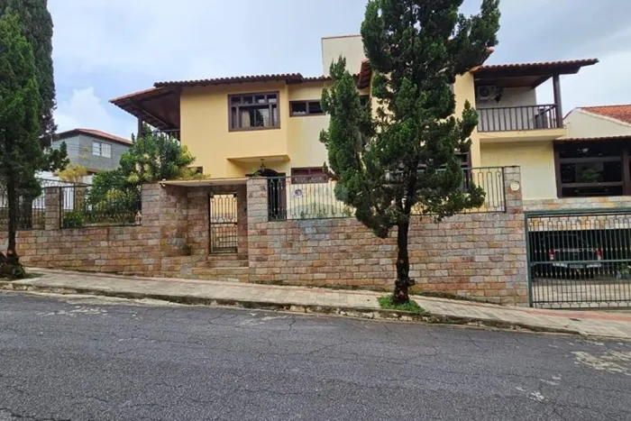 Casa 4 Quartos, 4 Vagas e Piscina no Condomínio Granja Verde no Planalto
