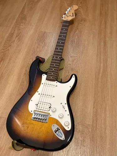 Guitarra Squier (by Fender) Bullet Stratocaster HSS Sunburst