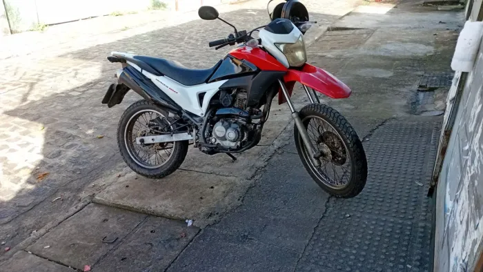 Moto muito nova para vende rápido 14 mil preciso comprar um carro porque tenho menino novo