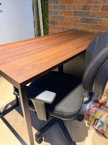 Mesa de Escritório com cadeira em perfeito estado .