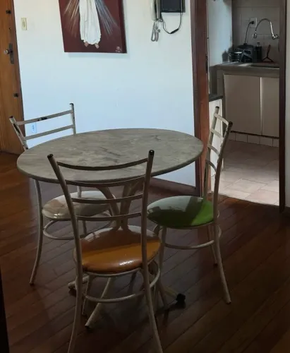 Mesa para cozinha com 3 cadeiras 