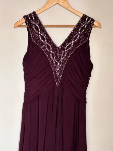 Lindo vestido bordô
