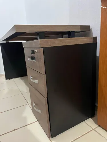 Mesa / escrivaninha com gaveteiro