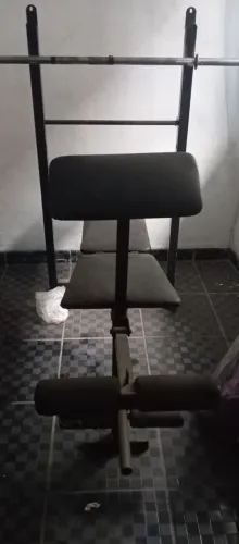 2 barras pequena outra grande e 2 halteres e 80 kg peso 