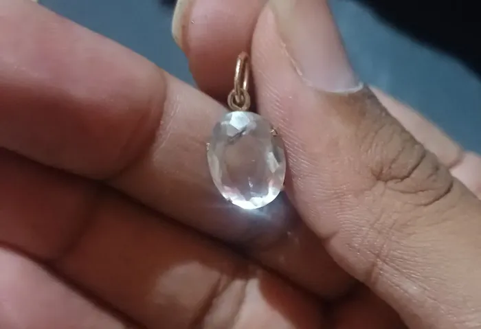 Pingente de ouro 18k e quartzo de rocha lapidada