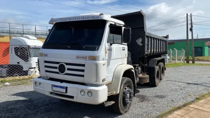 VOLKSWAGEN 23-220 TRUCADO 6X2 CAÇAMBA BASCULANTE 2004 BRANCO