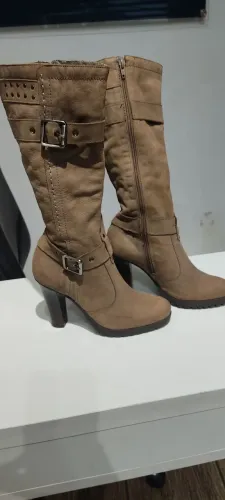 Bota salto alto com ziper