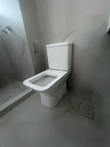 Kit Vaso Sanitário com Caixa Acoplada e Assento Branco Quadrado 3 e 6 litros Living Deca