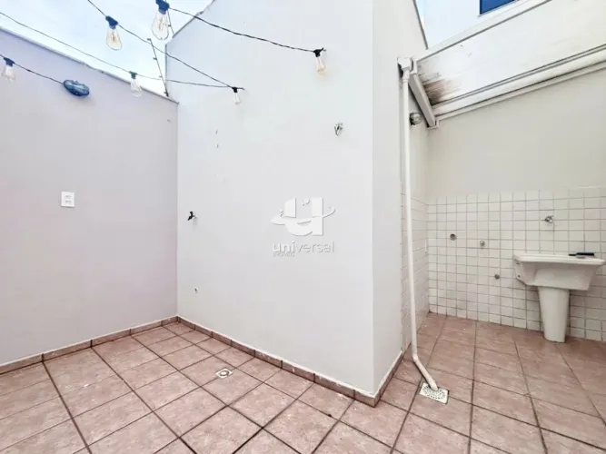Quarto e sala mobiliado com área externa e vaga no Centro de Juiz de Fora