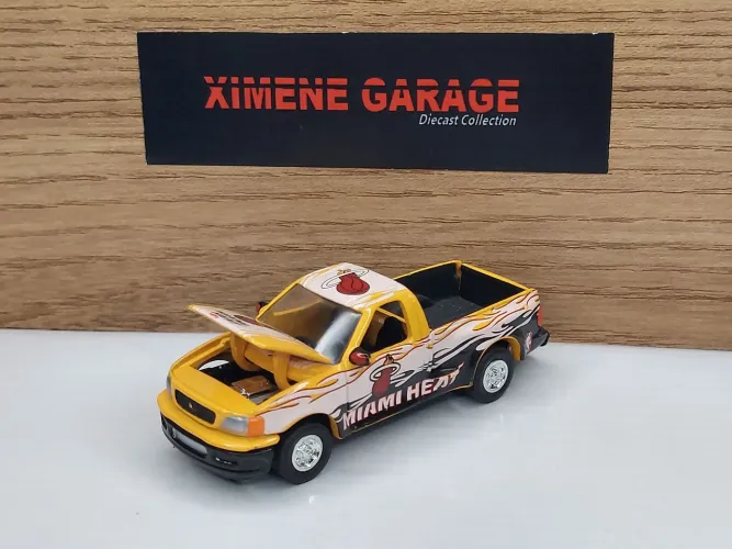 Racing Champions Ford F-150 1:64