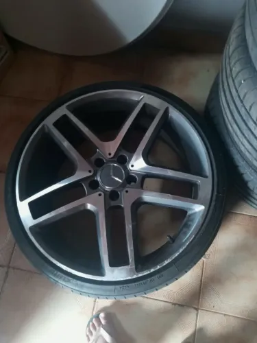 Vende-se um aro 20 com pneu novos.