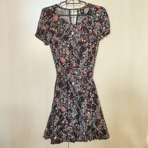 Vestido curto evasê manga curta preto estampa floral com amarração e babados Hering