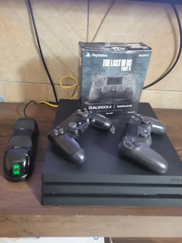 Vendo Playstation 4 PRO + 1 controle original + 1 controle edição limitada +13 jogos