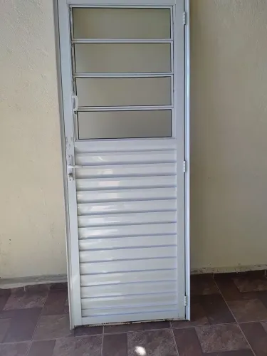 Vendo Porta de esquadria de alumínio, na cor branca com vidro, batente e fechadura. NOVA.