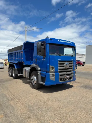Volkswagen 24.250 6x2 na caçamba