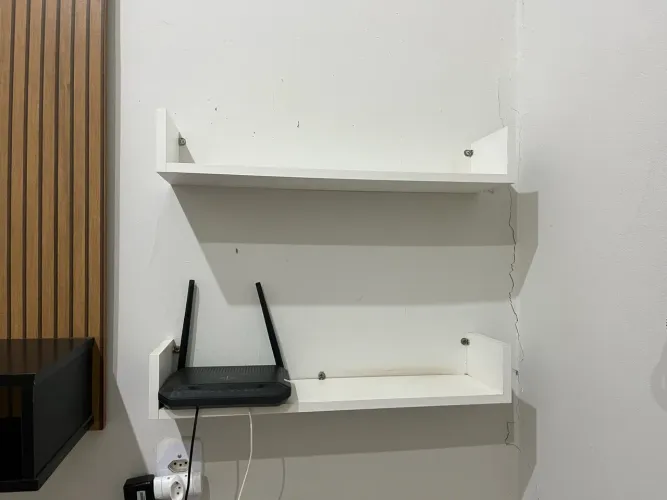 Prateleira de livro e painel de tv