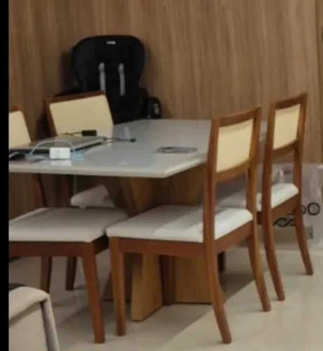 Mesa de jantar retangular pequena com quatro cadeiras da marca herval
