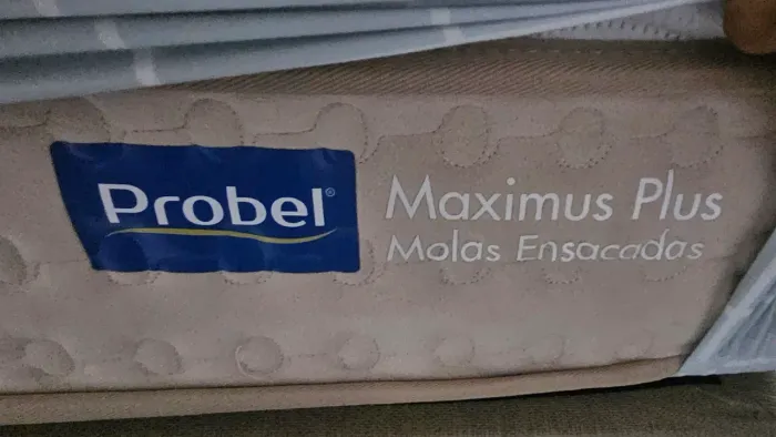 Cama Queen Probel com colchão Maximus