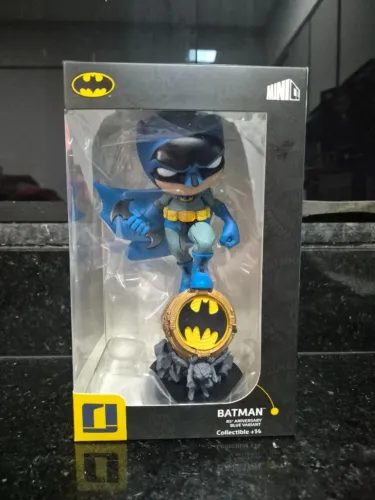 Estátua Batman on Bat-Signal (Blue Variant) - MiniCo - Iron Studios