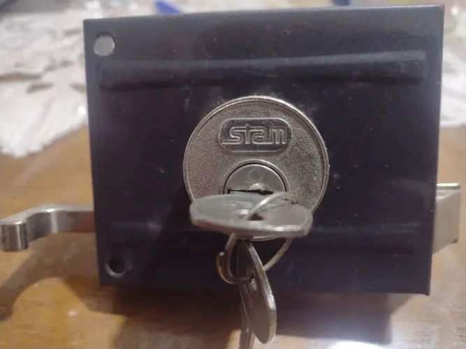Fechadura da marca STAM . Nunca usada . Boa para portão.