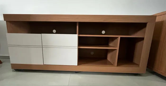 Rack para TV com rodinhas