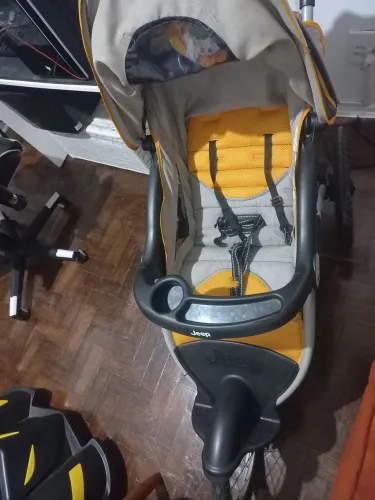 CARRINHO DE BEBÊ JEEP - LINDO E BEM CONSERVADO