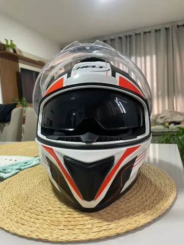 Capacete de Moto HELT em ótimo estado. Com viseira fumê interna.