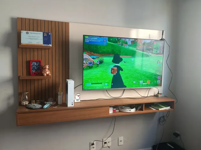 Vendo painel para TV até 60 polegadas semi nova em perfeito estado.