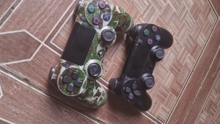 2 Controles de PS4 - 120,00$