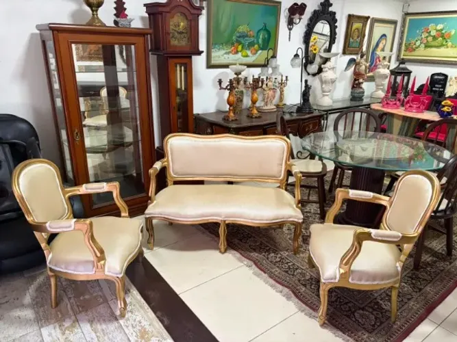 Antigo Conjunto Vitoriano de Sofá dois lugares e duas poltronas em madeira Ornamentada