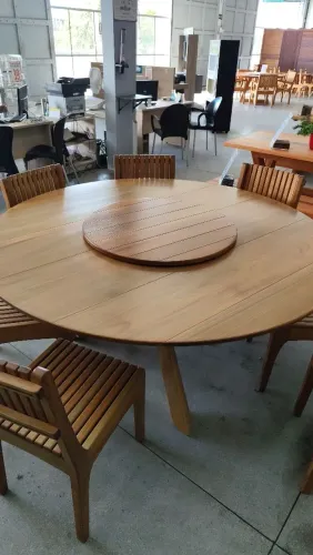 Mesa redonda em madeira maciça 