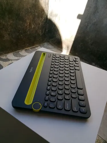 Teclado e via Bluetooth perfeitamente que usa em tablet quem tiver interessado chega no pv