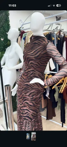 Vendo móveis de loja de roupas