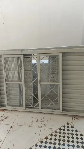 Janela veneziana com vidro