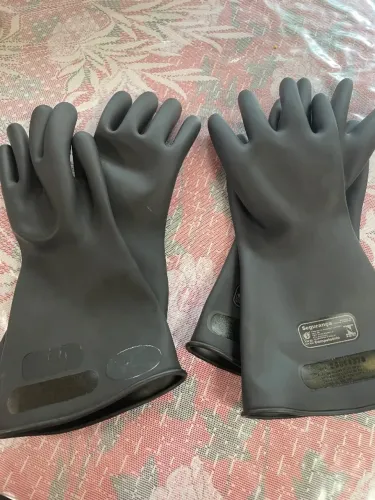  2 pares de luvas isolantes classe 0.       2 pares por 300  ótimo estado de conservação 