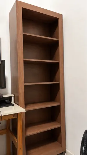 Estante com prateleiras
