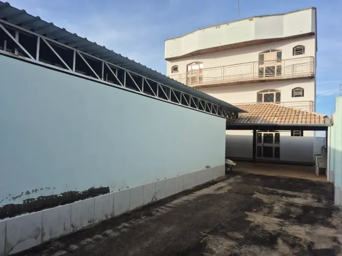 3 apartamentos + galpão Novo Mundo