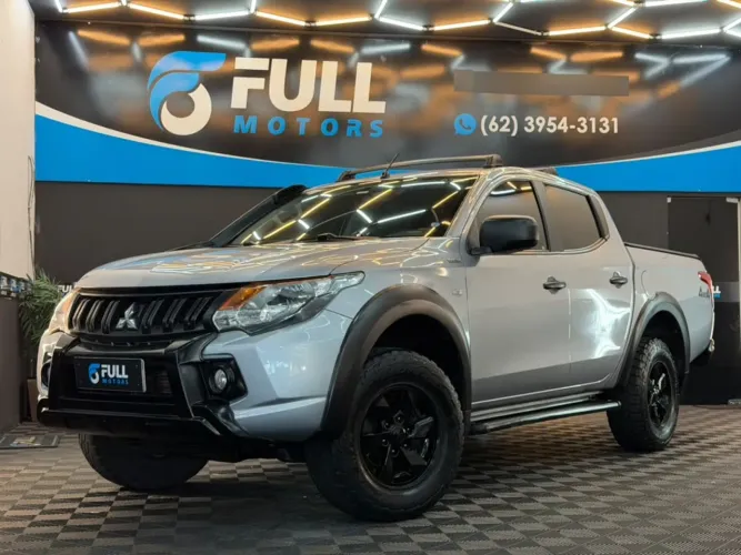 Mitsubishi L200 Outdoor HPE 2.5 4X4 CD T.dies. Mec. 2023
