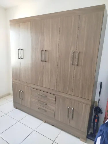 Vendo lindo guarda-roupa com pouco tempo de uso e sem detalhes!