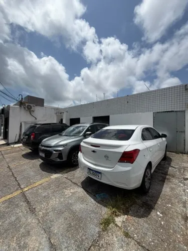 Vende se uma casa comercial há poucos metros do midway