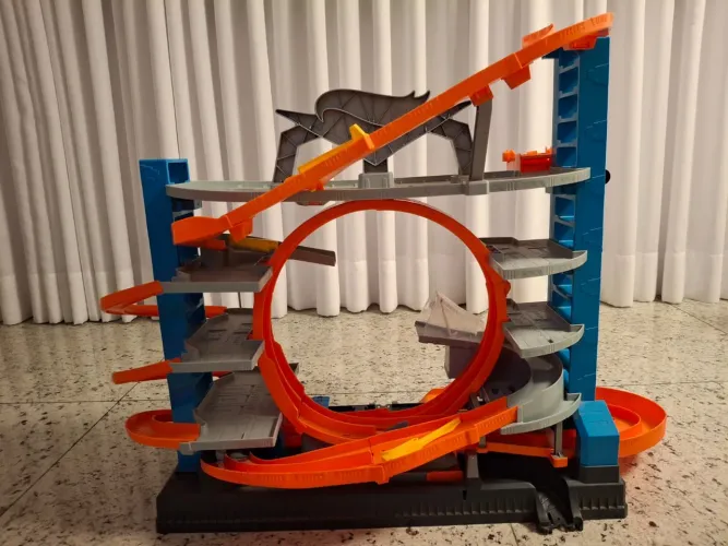 Pista Hot Wheels Ultimate Garage Tubarão e 71 carrinhos